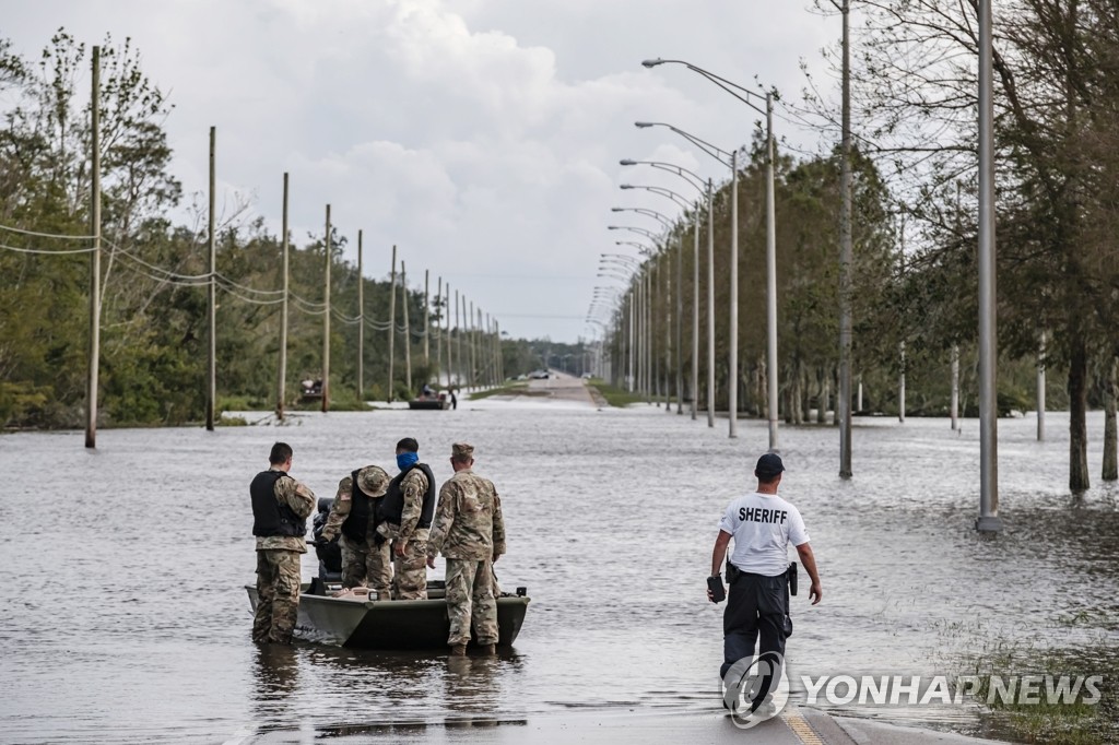 미 루이지애나 홍수 지역서 구조작업 나선 주방위군