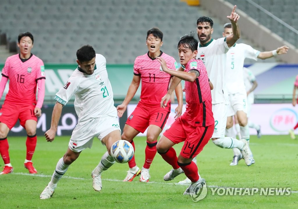 Hong Chul of South Korea (R) and Sherko Karim of Iraq battle for the ball during the teams' Group A match in the final Asian qualifying round for the 2022 FIFA World Cup at Seoul World Cup Stadium in Seoul on Sept. 2, 2021. (Yonhap)