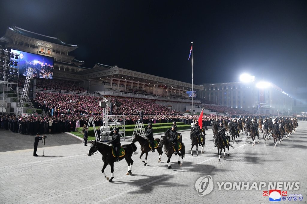 (جديد) الزعيم الكوري الشمالي يحضر العرض العسكري بمناسبة يوم تأسيس الدولة بدون إلقاء خطاب - 4