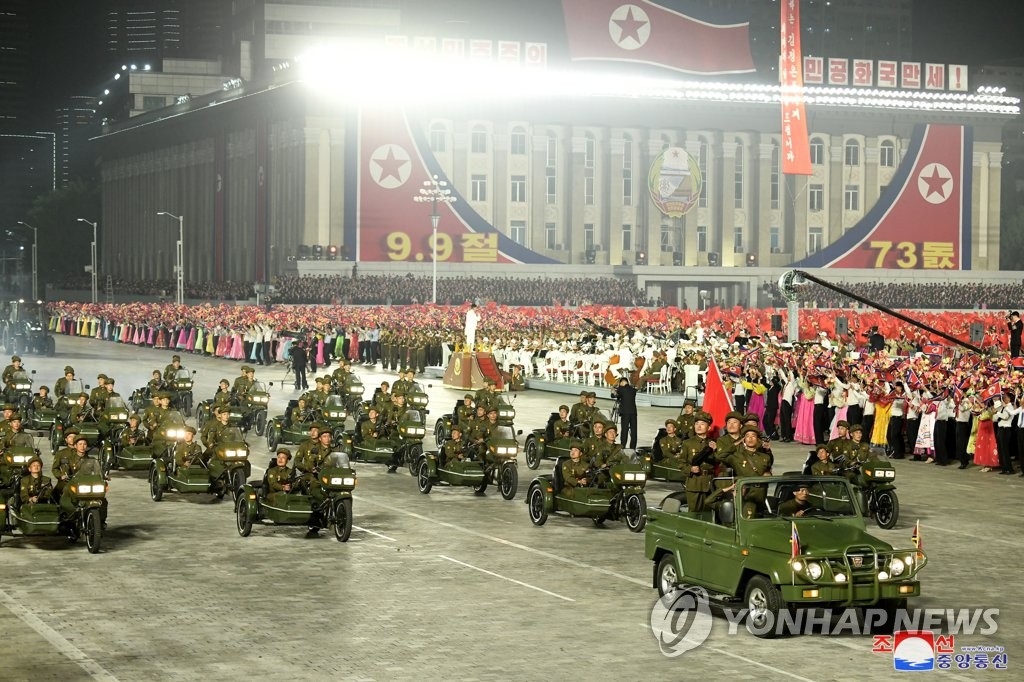 (جديد) الزعيم الكوري الشمالي يحضر العرض العسكري بمناسبة يوم تأسيس الدولة بدون إلقاء خطاب - 2