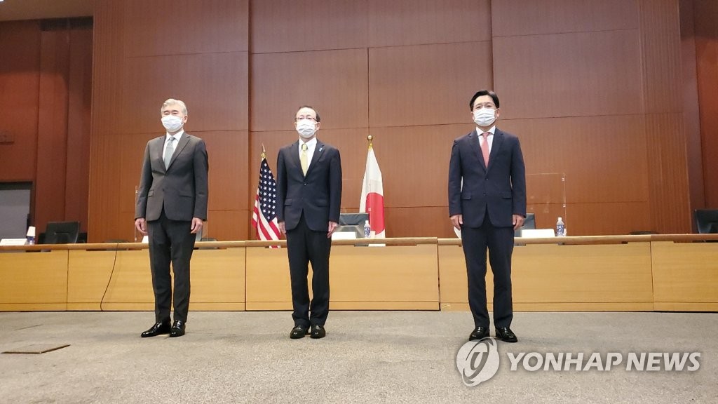 South Korea's chief nuclear envoy Noh Kyu-duk (R) poses with his U.S. and Japanese counterparts, Sung Kim (L) and Takehiro Funakoshi, before their talks in Tokyo on Sept. 14, 2021. (Yonhap)