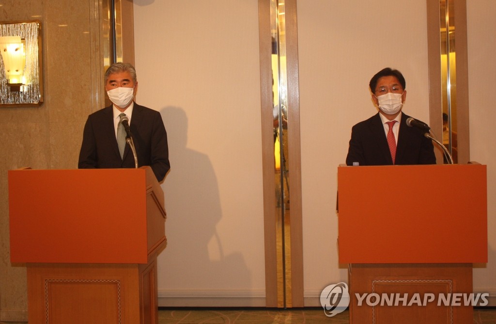 Noh Kyu-duk (R), South Korea's special representative for Korean Peninsula peace and security affairs, holds a press conference with Sung Kim, U.S. special representative for North Korea, after holding talks in Tokyo on Sept. 14, 2021. (Yonhap)