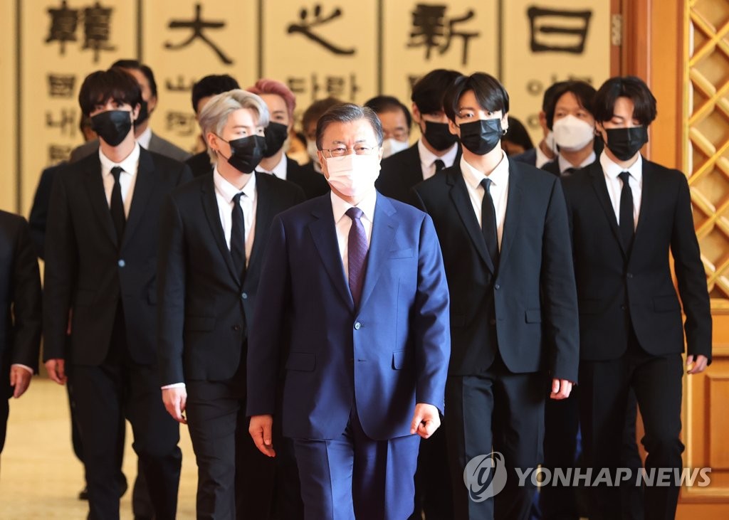 Le président Moon Jae-in se dirige vers une salle de réunion à Cheong Wa Dae à Séoul, en compagnie des membres de BTS, le 14 septembre 2021.