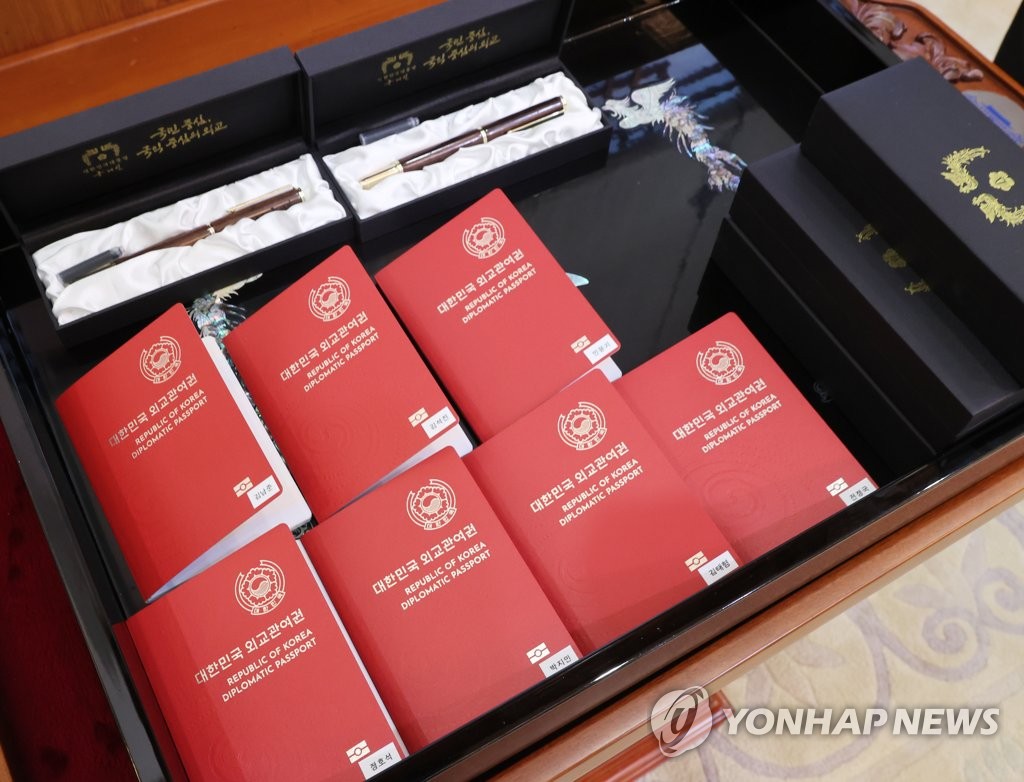 Cette photo montre les passeports diplomatiques remis aux membres de BTS nommés envoyés spéciaux du président pour les générations futures et la culture. 