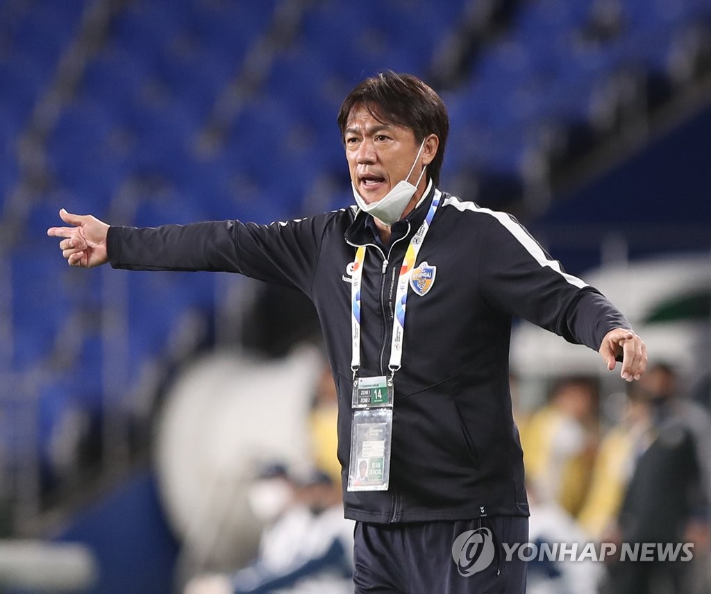 In this file photo from Sept. 14, 2021, Ulsan Hyundai FC head coach Hong Myung-bo directs his players against Kawasaki Frontale during the clubs' round of 16 match at Munsu Football Stadium in Ulsan, 415 kilometers southeast of Seoul. (Yonhap)