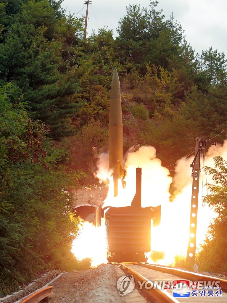 Un missile balistique est tiré depuis un train le mercredi 15 septembre 2021, a rapporté le lendemain l'Agence centrale de presse nord-coréenne (KCNA). (Utilisation en Corée du Sud uniquement et redistribution interdite)