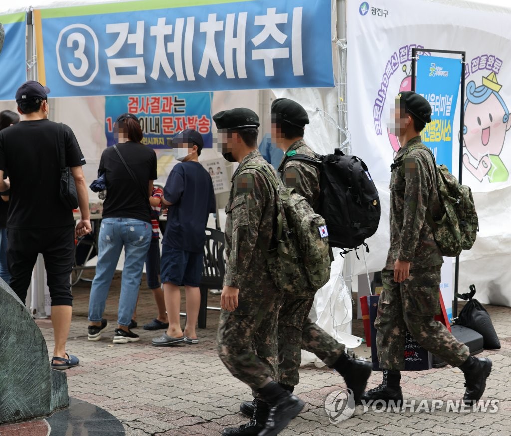 Service members are seen near a makeshift COVID-19 screening center at a bus terminal in eastern Seoul on Sept. 22, 2021, the last day of the Chuseok holiday. (Yonhap)