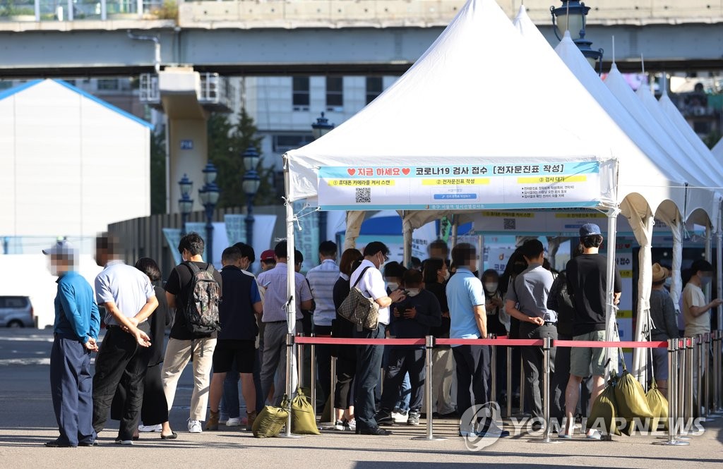 ソウル駅前の広場に設置されている臨時検査所で、市民が順番を待っている＝２３日、ソウル（聯合ニュース）