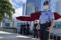파산 위기 중국 헝다그룹 본사 지키는 공안들
