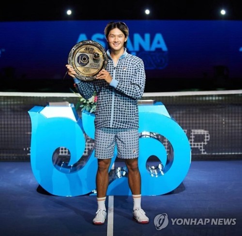 Kwon Soon-woo of South Korea holds the trophy after winning the men's singles final at the Astana Open on the ATP Tour in Nur-Sultan on Sept. 26, 2021, in this photo provided by the Kazakhstan Tennis Federation. (PHOTO NOT FOR SALE) (Yonhap)