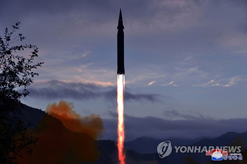 北朝鮮の朝鮮中央通信は２９日、「火星８」の発射実験が初めて実施されたと報じた＝（朝鮮中央通信＝聯合ニュース）≪転載・転用禁止≫