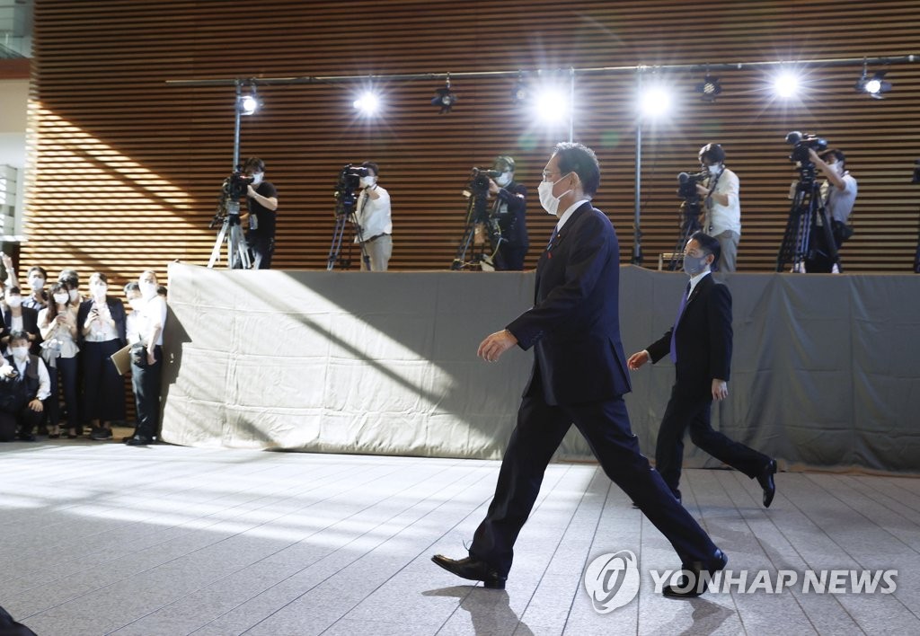 La foto, publicada por Kyodo News de Japón, muestra al primer ministro japonés electo, Fumio Kishida (segundo por la izda.), el 4 de octubre de 2021. (Prohibida su reventa y archivo)