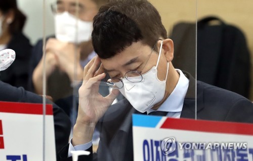생각에 잠긴 김웅 의원