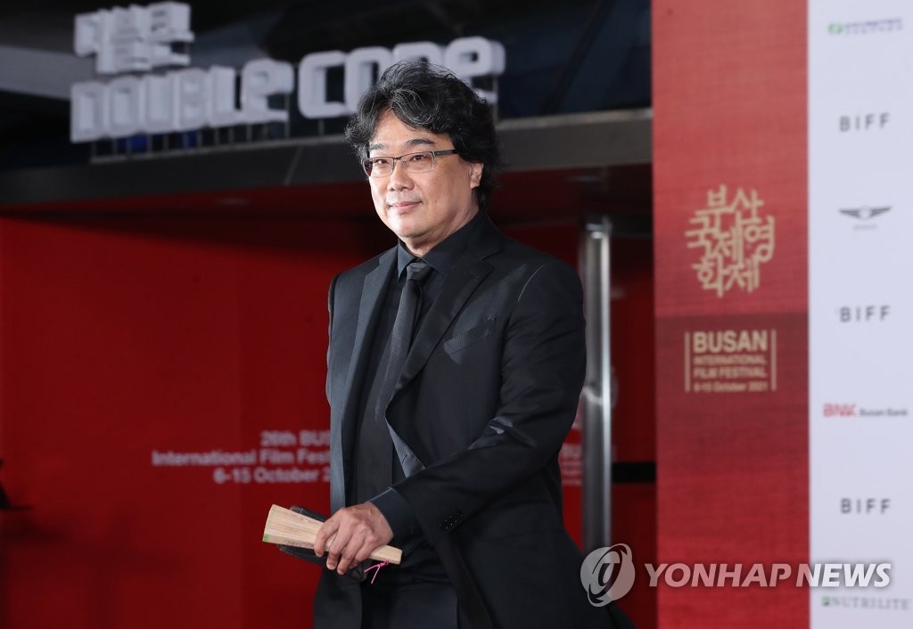 This file photo taken Oct. 6, 2021, shows South Korean director Bong Joon-ho walking the red carpet at the 26th Busan International Film Festival in Busan. (Yonhap)