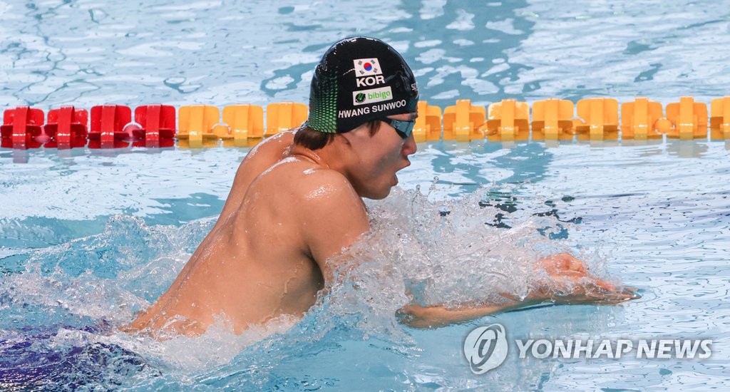 South Korean swimmer Hwang Sun-woo races in the heats for the men's 200m individual medley during the National Sports Festival at Gimcheon Indoor Swimming Pool in Gimcheon, 230 kilometers south of Seoul, on Oct. 12, 2021. (Yonhap)