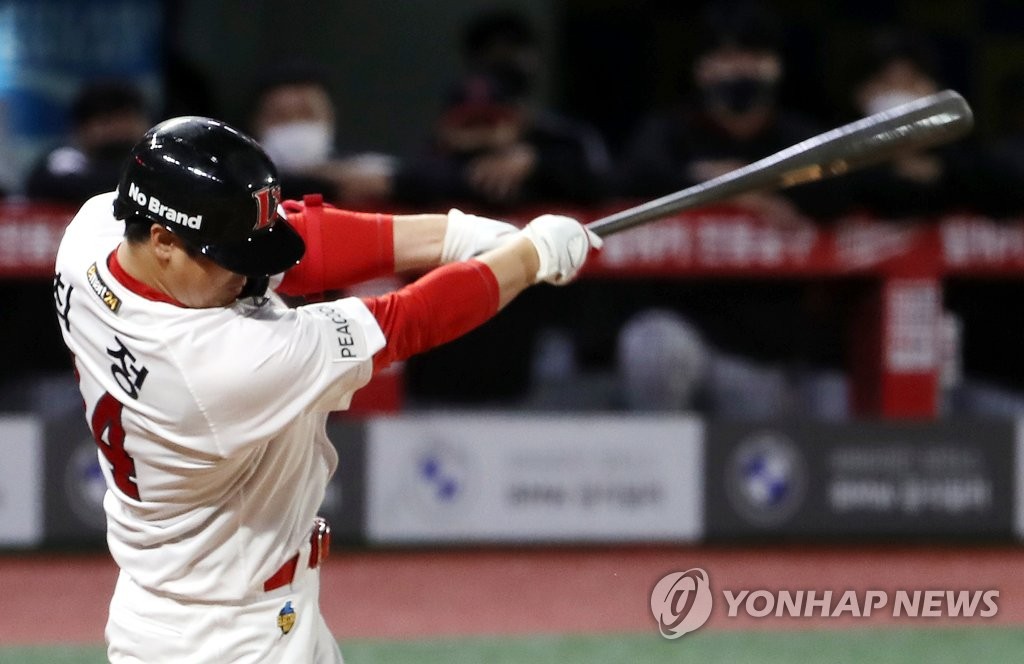 Choi Jeong of the SSG Landers hits a solo home run against the LG Twins in the bottom of the fourth inning of a Korea Baseball Organization regular season game at Incheon SSG Landers Field in Incheon, 40 kilometers west of Seoul. (Yonhap)
