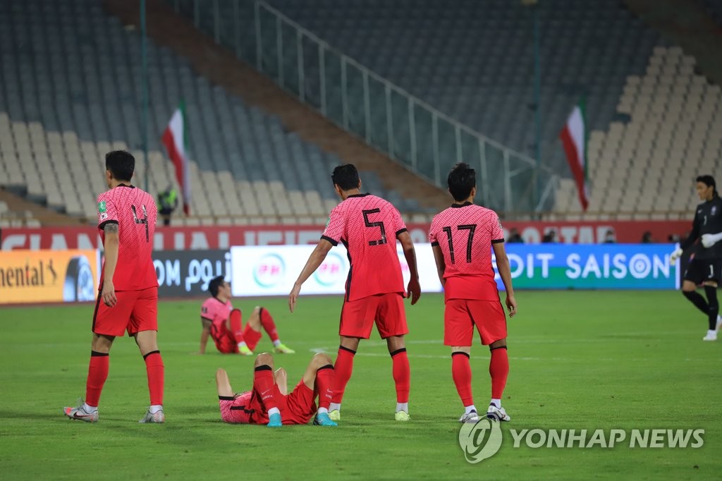 South Korean players react to their 1-1 draw against Iran in the teams' Group A match in the final Asian qualifying round for the 2022 FIFA World Cup at Azadi Stadium in Tehran on Oct. 12, 2021. (Yonhap)