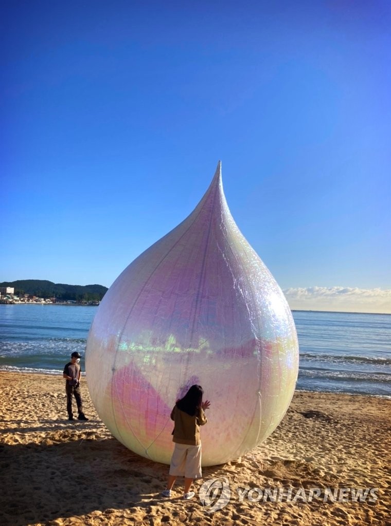 바다미술제…물방울 작품