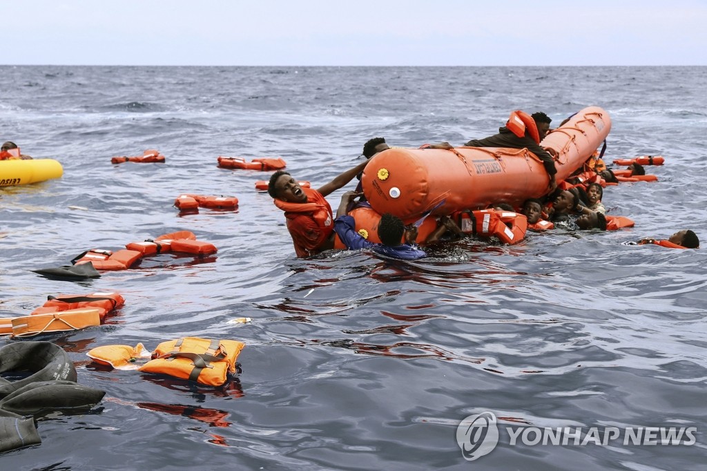 "구해주세요"…리비아 해역서 구조 기다리는 난민들