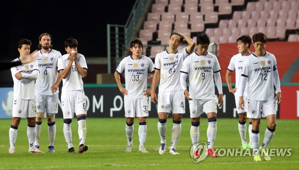 Ulsan Hyundai FC players react to their loss to Pohang Steelers on penalties in the semifinals of the Asian Football Confederation Champions League at Jeonju World Cup Stadium in Jeonju, about 240 kilometers south of Seoul, on Oct. 20, 2021. (Yonhap)