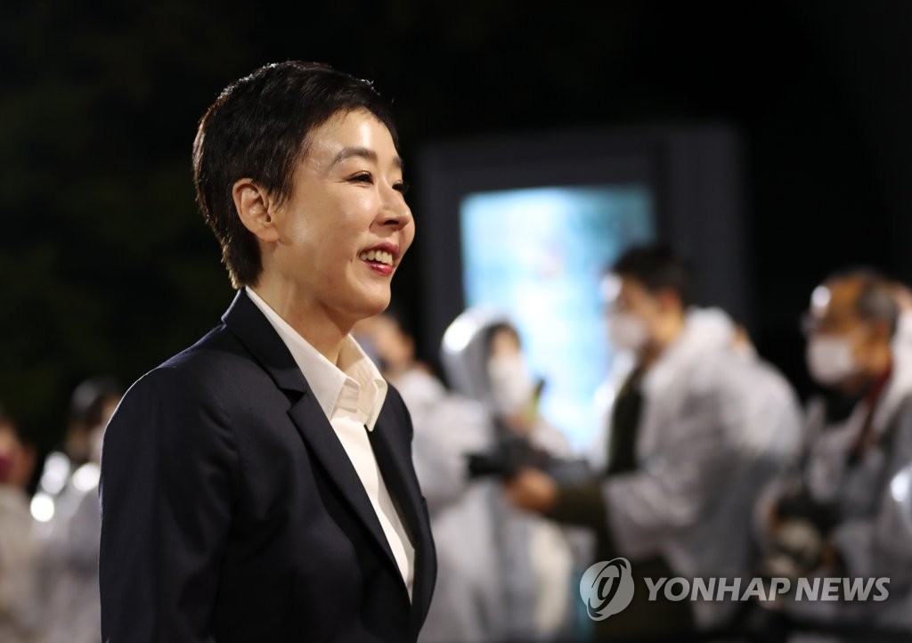 This photo, taken Oct. 22, 2021, shows veteran actress Kang ▲Soo-youn▲ attending a film festival in Gangneung, 240 kilometers east of Seoul. (Yonhap)