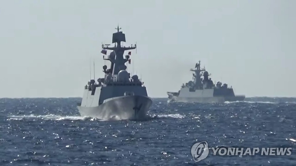 일본 열도 돌며 무력시위 나선 중·러 해군 함정들
