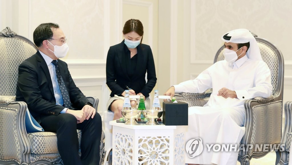 وزير التجارة الكوري الجنوبي مون سيونغ-ووك ووزير الدولة لشؤون الطاقة القطري سعد الكعبي