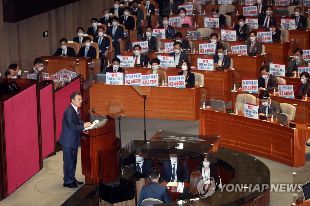 Le président Moon Jae-in prononce un discours sur le plan budgétaire de son administration pour l'année prochaine, à l'Assemblée nationale à Séoul, le lundi 25 octobre 2021.
