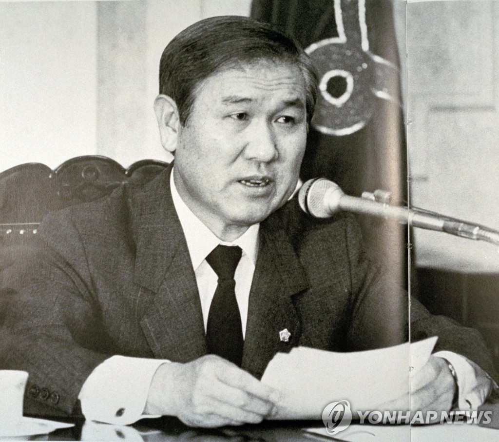 Roh Tae-woo, the ruling party's candidate for the 1987 presidential election, announces a plan in Seoul to impose a series of democratic reforms, in this file photo dated June 29, 1987. The June 29 Declaration introduced a direct vote for president and promised to release political prisoners. Roh, who served as president from 1988-93, died on Oct. 26, 2021, at the age of 88. Roh was recently admitted to a hospital after his health deteriorated but failed to recover, his aides said. (Yonhap)