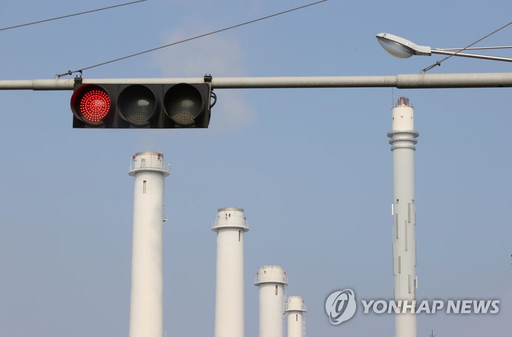 This image shows the smokestack of a cogeneration plant in western Seoul. (Yonhap)