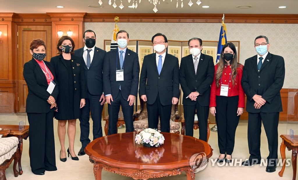 رئيس الوزراء الكوري الجنوبي يلتقي رئيس المجلس الوطني الاتحادي الإماراتي في سيئول - 2