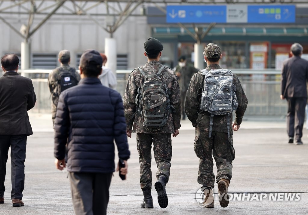 In this Nov. 1, 2021, file photo, soldiers in uniform head to Seoul Station. (Yonhap)