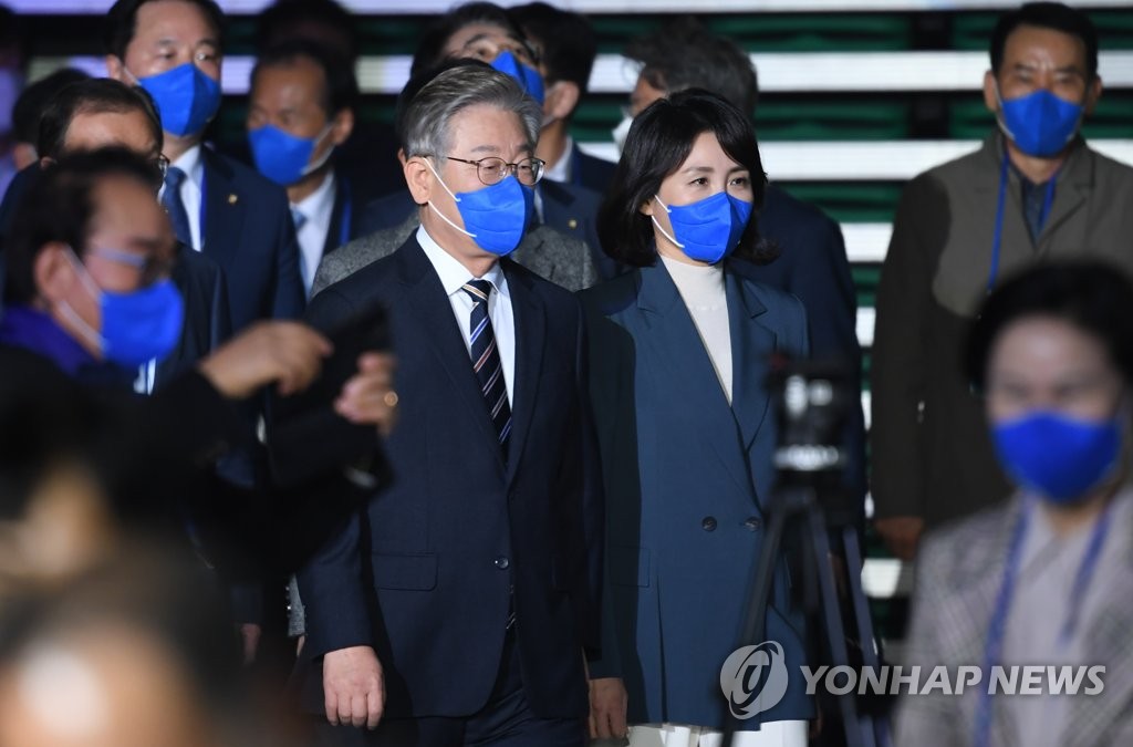 Lee Jae-myung, the presidential nominee of the Democratic Party, and his wife, Kim Hye-kyung, arrive at the launch ceremony of the party's presidential campaign committee at the Olympic Gymnastics Arena in Seoul on Nov. 2, 2021. (Pool photo) (Yonhap)