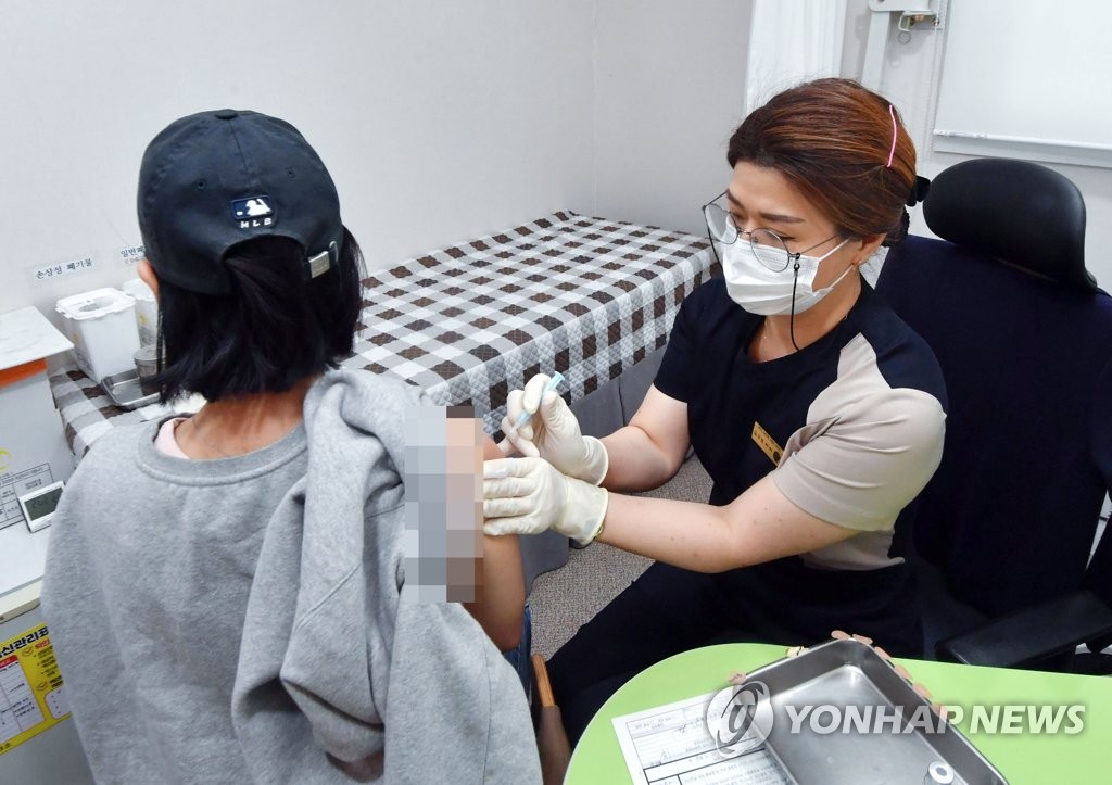 A health worker administers a COVID-19 vaccine booster shot to a person at a hospital in Seoul in this photo taken Nov. 8, 2021. (Pool photo) (Yonhap)
