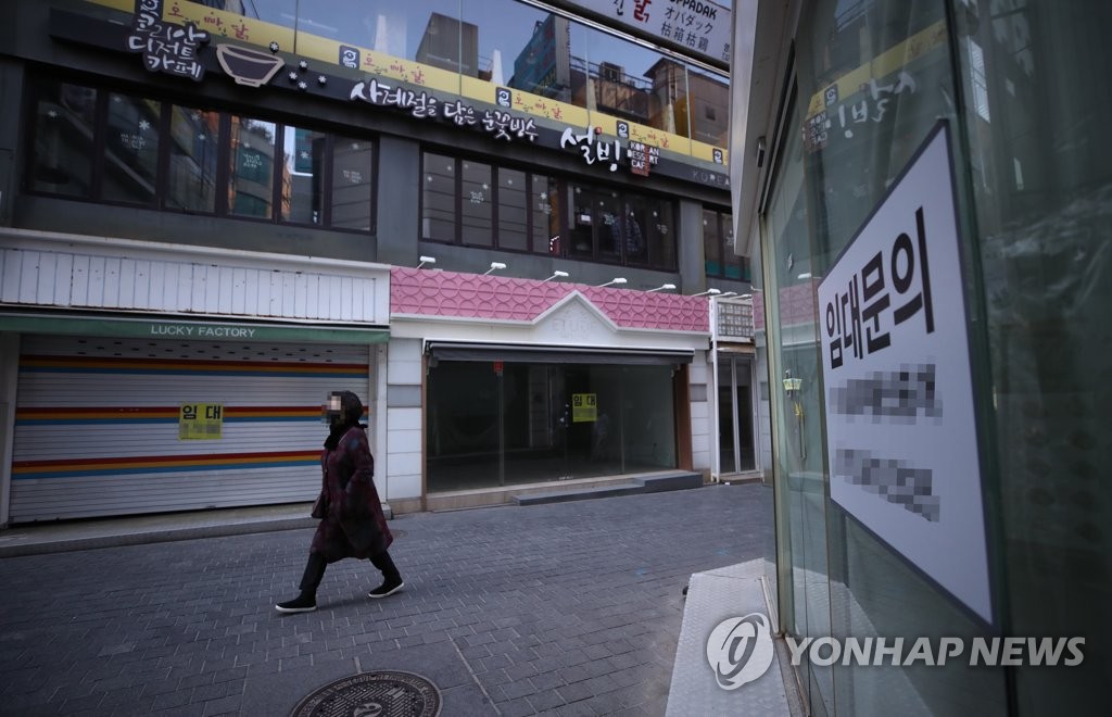 This photo, taken Nov. 12, 2021, shows a "For lease" sign put up at a store in the shopping district of Myeongdong in Seoul. (Yonhap)
