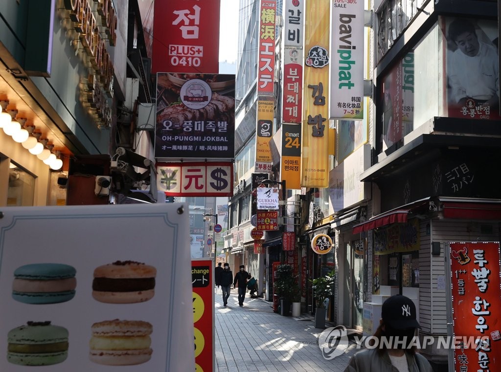 This photo, taken Nov. 15, 2021, shows a side street full of restaurants and eateries in the shopping district of Myeongdong in central Seoul. (Yonhap)