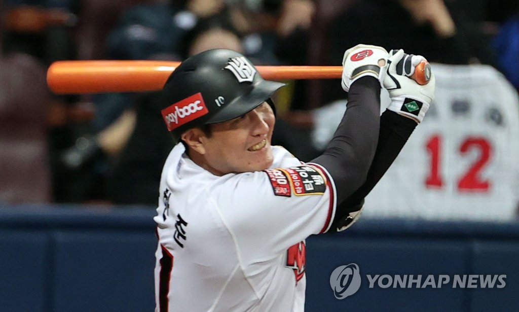 Yoo Han-joon of the KT Wiz hits a single against the Doosan Bears in the bottom of the first inning in Game 2 of the Korean Series at Gocheok Sky Dome in Seoul on Nov. 15, 2021. (Yonhap)