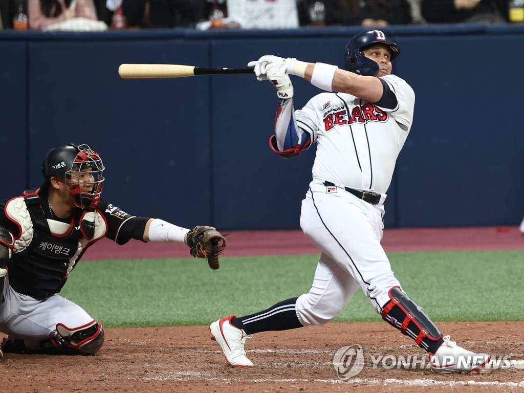 In this file photo from Nov. 18, 2021, Jose Miguel Fernandez of the Doosan Bears (R) hits a two-run single against the KT Wiz in the bottom of the sixth inning of Game 4 of the Korean Series at Gocheok Sky Dome in Seoul. (Yonhap)