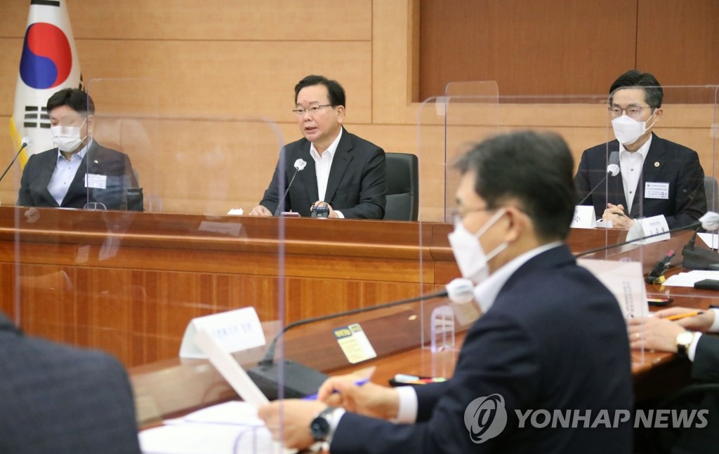 Prime Minister Kim Boo-kyum (C) speaks during a meeting with chiefs of major hospitals in the capital area to discuss hospital bed management in Seoul on Nov. 19, 2021. (Yonhap)