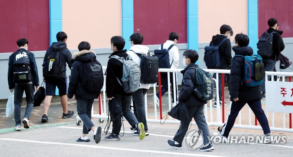 Students head to in-person classes at a middle school in Incheon on Nov. 22, 2021. (Yonhap)