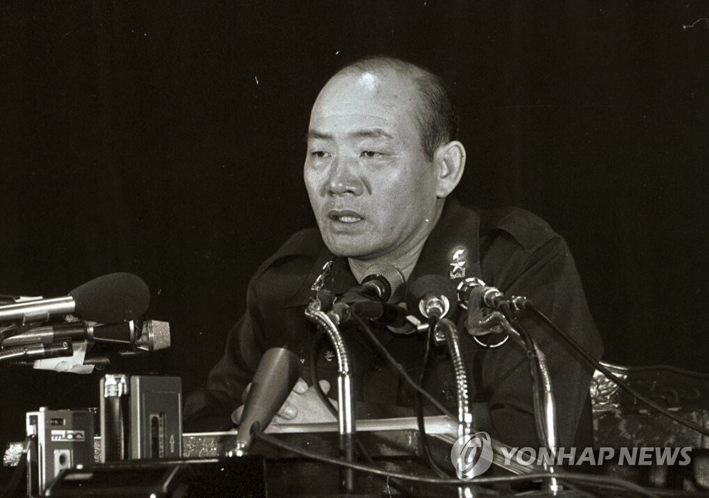 Maj. Gen. Chun Doo-hwan announces the results of the investigation of the assassination of President Park Chung-hee in Seoul, in this file photo dated Nov. 6, 1979. After leading the probe under emergency martial law, Chun became president in 1980 and ran the country until 1988. Chun, a general-turned strongman who seized power through the coup and ruthlessly quelled a pro-democracy civil uprising in the southwestern city of Gwangju in 1980, died on Nov. 23, 2021, aides said. He was 90. (Yonhap)