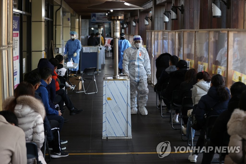Des citoyens attendent leur tour pour un test de dépistage dans un centre installé dans le quartier de Songpa de Séoul le jeudi 25 novembre 2021. Les autorités sanitaires ont rapporté 3.938 nouveaux cas de nouveau coronavirus (Covid-19) et plus de 600 patients dans un état grave le même jour.