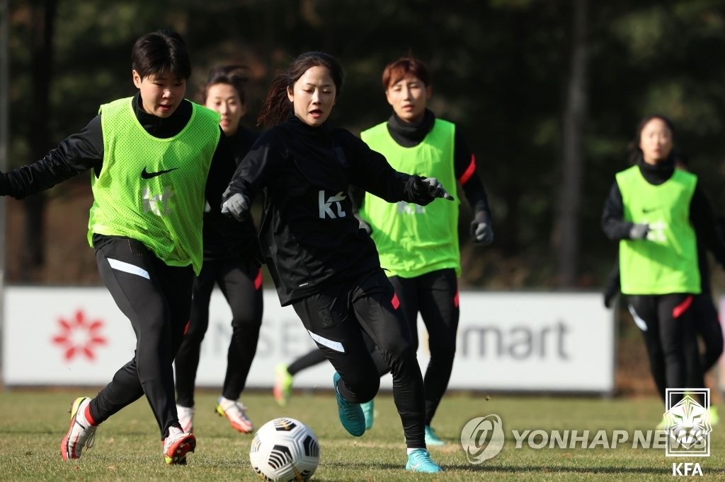 Members of the South Korean women's national football team train at the National Football Center in Paju, Gyeonggi Province, on Nov. 25, 2021, ahead of a friendly match against New Zealand, in this photo provided by the Korea Football Association. (PHOTO NOT FOR SALE) (Yonhap)