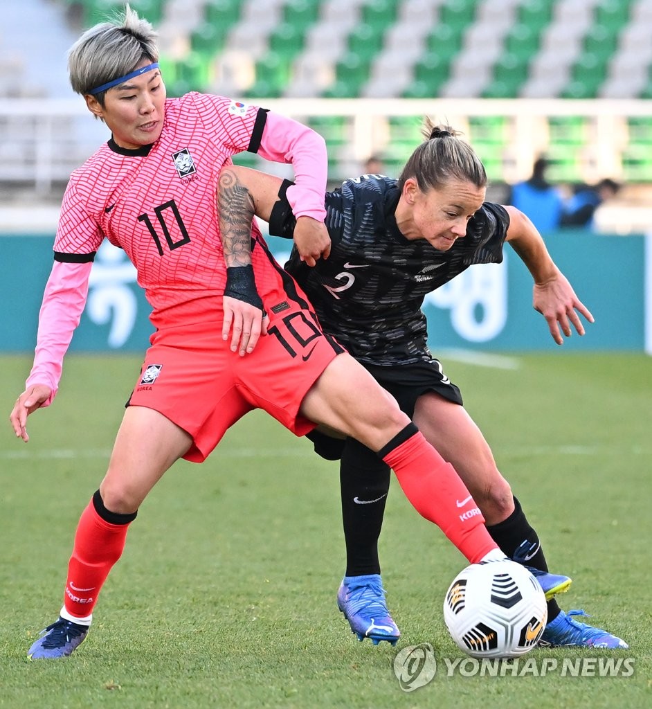 Ji So-yun of South Korea (L) and Ria Percival of New Zealand battle for the ball during their teams' friendly football match at Goyang Stadium in Goyang, Gyeonggi Province, on Nov. 27, 2021. (Yonhap)