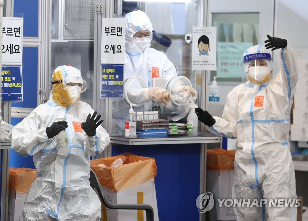 This photo, taken Nov. 28, 2021, shows health workers at a state-run testing center in Songpa in southern Seoul. (Yonhap)