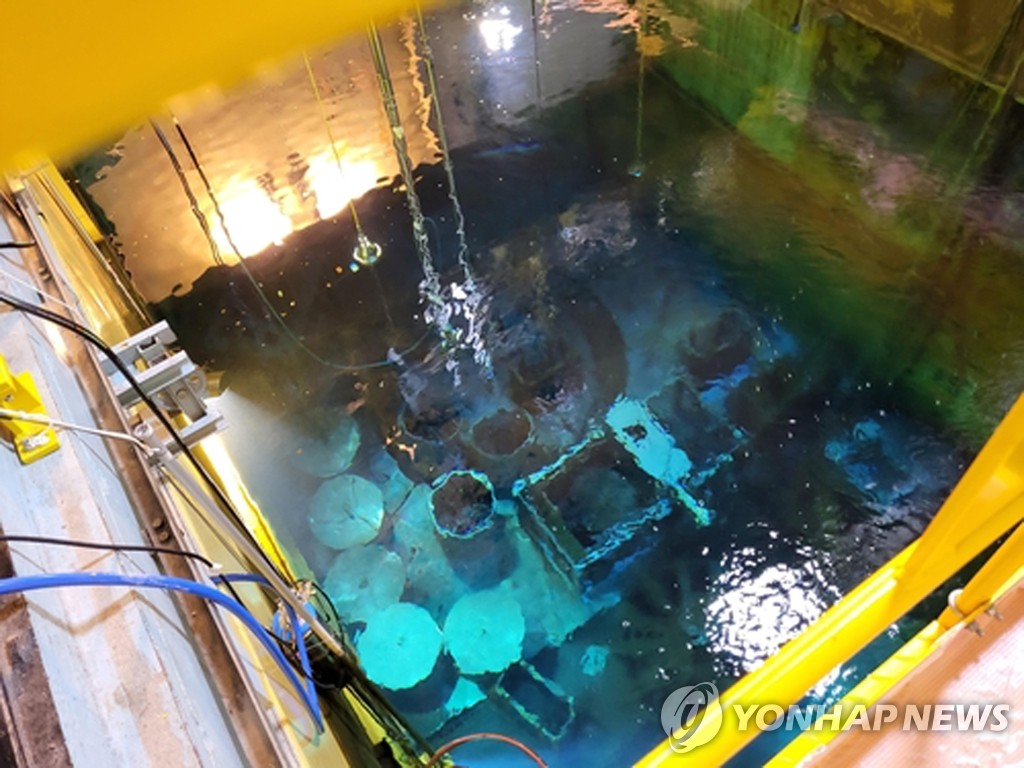 물속에 담겨있는 쇼A 원자로 압력 용기