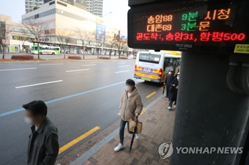 '운전기사 확진' 광주 시내버스 운행 차질…차분한 대응(종합)