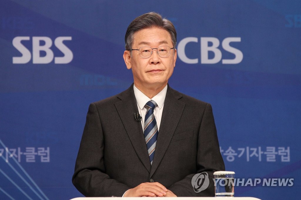 Lee Jae-myung, the presidential candidate of the ruling Democratic Party (DP), attends an event hosted by the Korea Broadcasting Journalists Club in Seoul on Dec. 2, 2021. (Pool photo) (Yonhap)