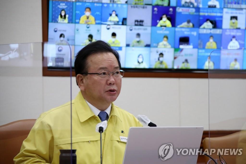 La foto muestra al primer ministro surcoreano, Kim Boo-kyum, hablando en una reunión de la Sede Central de Contramedidas por Desastre y de Seguridad, el 3 de diciembre de 2021, en el complejo gubernamental de Seúl.