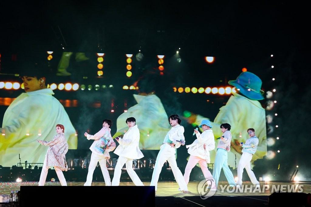 K-pop superstar BTS performs during the "Permission to Dance on Stage" concert at SoFi Stadium in Los Angeles on Dec. 2, 2021, in this photo provided by its agency, Big Hit Music. (PHOTO NOT FOR SALE) (Yonhap) 